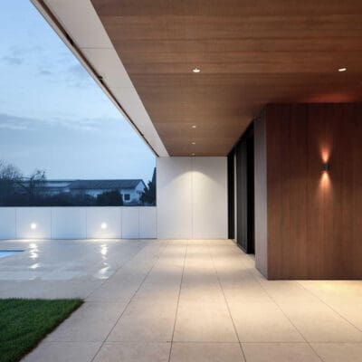 lampada da parete Tram di Wever e Ducrè sul muro di una villa con piscina