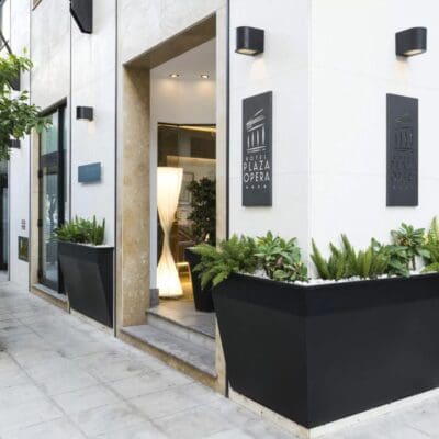 illuminazione ingresso hotel